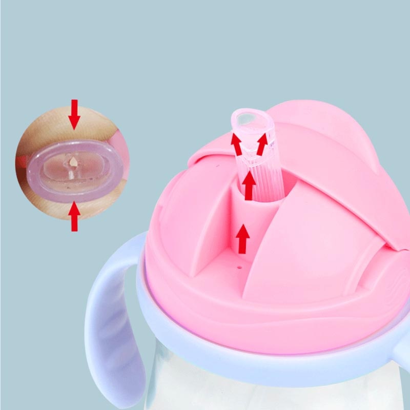 Gobelets d'alimentation en gel de silice pour bébés et jeunes enfants, avec paille.